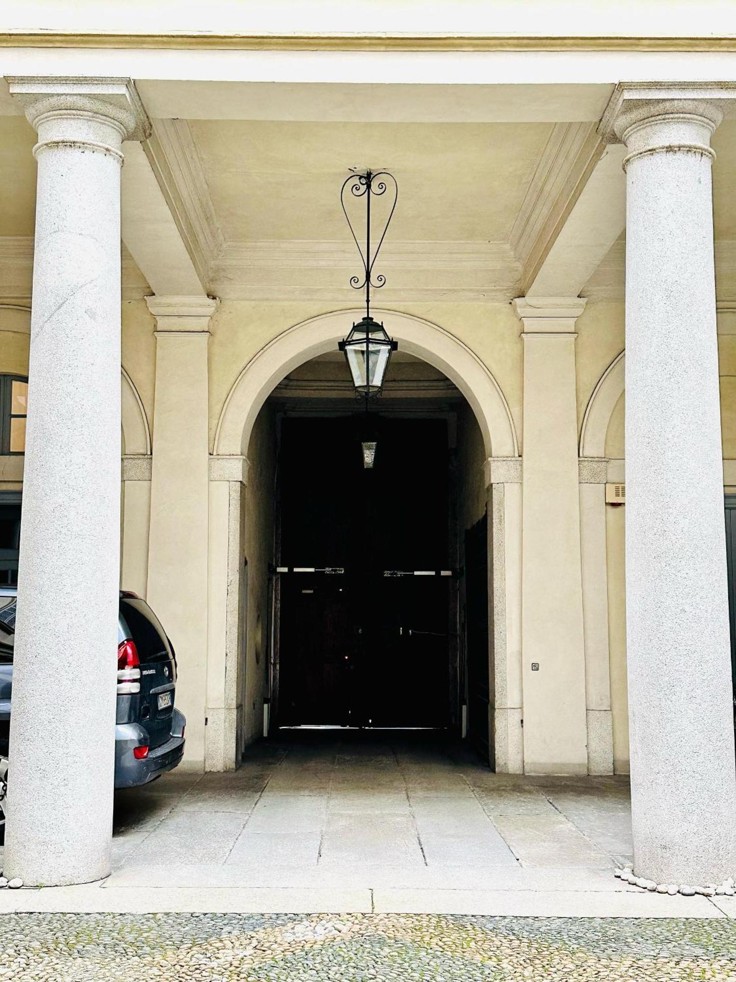 Nerino House, Elegante E Tranquillo Appartamento A 5 Minuti Dal Duomo Милано Екстериор снимка