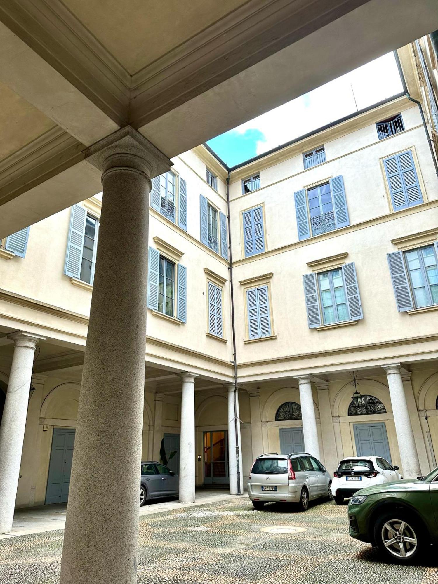 Nerino House, Elegante E Tranquillo Appartamento A 5 Minuti Dal Duomo Милано Екстериор снимка